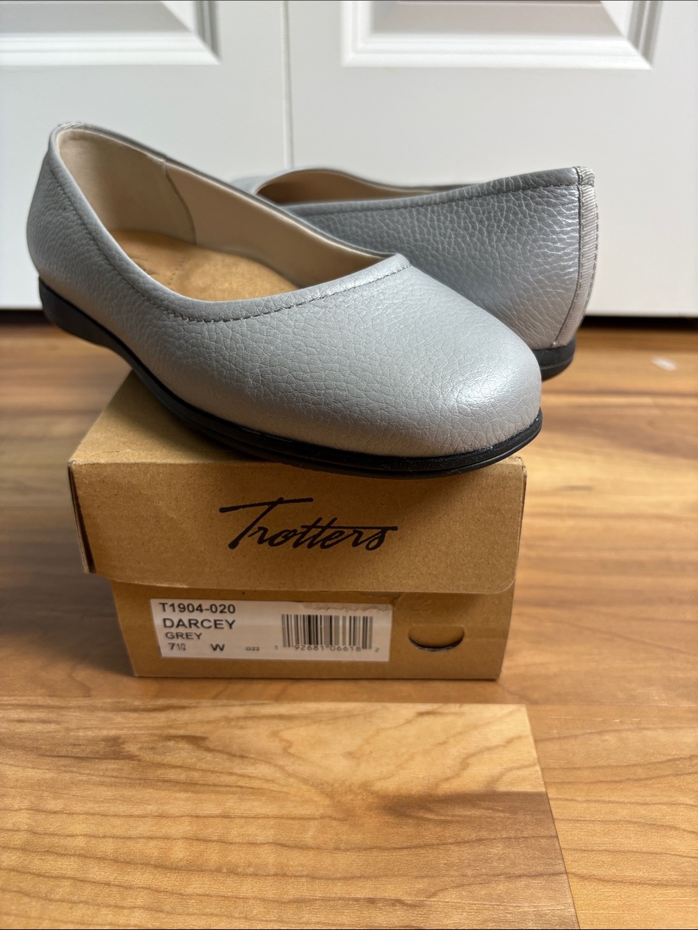 Trotters Darcey Light Grey Leather Ballet Flats